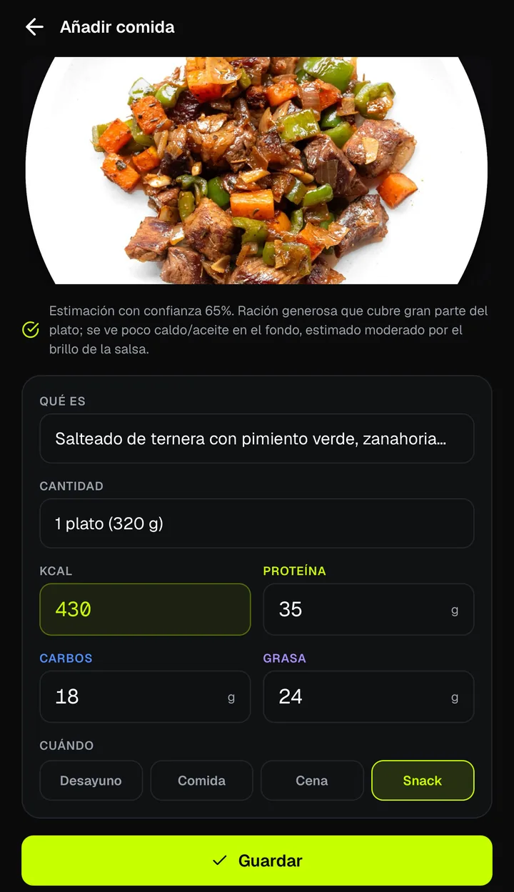 Foto de un salteado de ternera en GO360 con la estimación de calorías y macros del plato